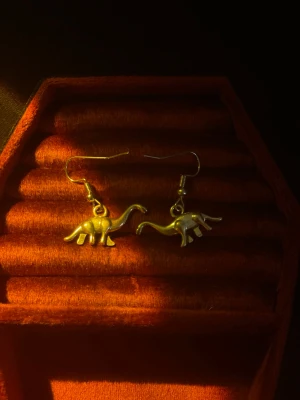 Dinosaurie örhängen - Ett par jätte söta örhängen som passar till allt och alla! Kanske till fest? Eller kalas? Eller kanske bara till vardags?!