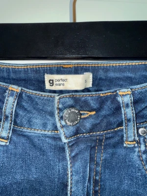 Blåa bootcutjeans - Blåa jeans med medelhög midja. Väldigt stretchiga och bekväma.