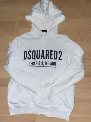 Dsquard2 hoodie - Säljs en vit ds2 hoodie. Storlek 16y motsvarar S/M är 182 och passar mig perfekt. Priset ej hugget i sten kom med bud