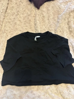 Tshirt - En basic croppad tshirt från HM, divided. I gott skick