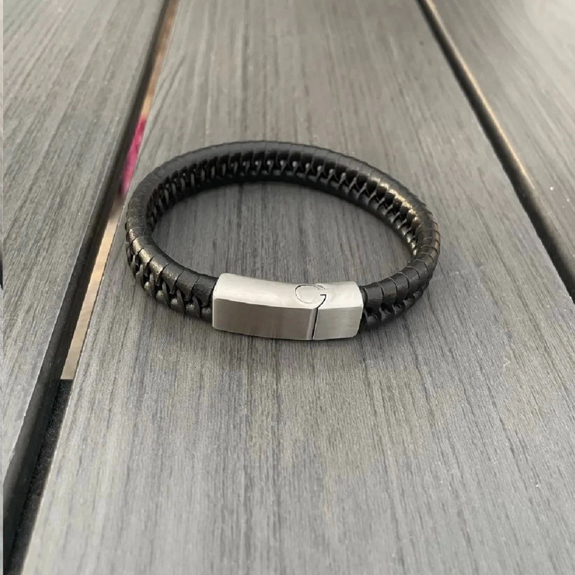 Svart läderarmband med metallspänne - 2