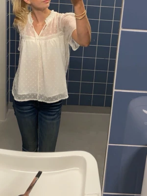 Vit blus  - Säljer min superfina vita blus då den blivit lite kort på mig (detta är gamla bilder) den är jätteskön och luftig perfekt till sommare men också fina middagar och event. (Den svarta fläcken i andra bilden är på spegeln inte tröjan)🥰