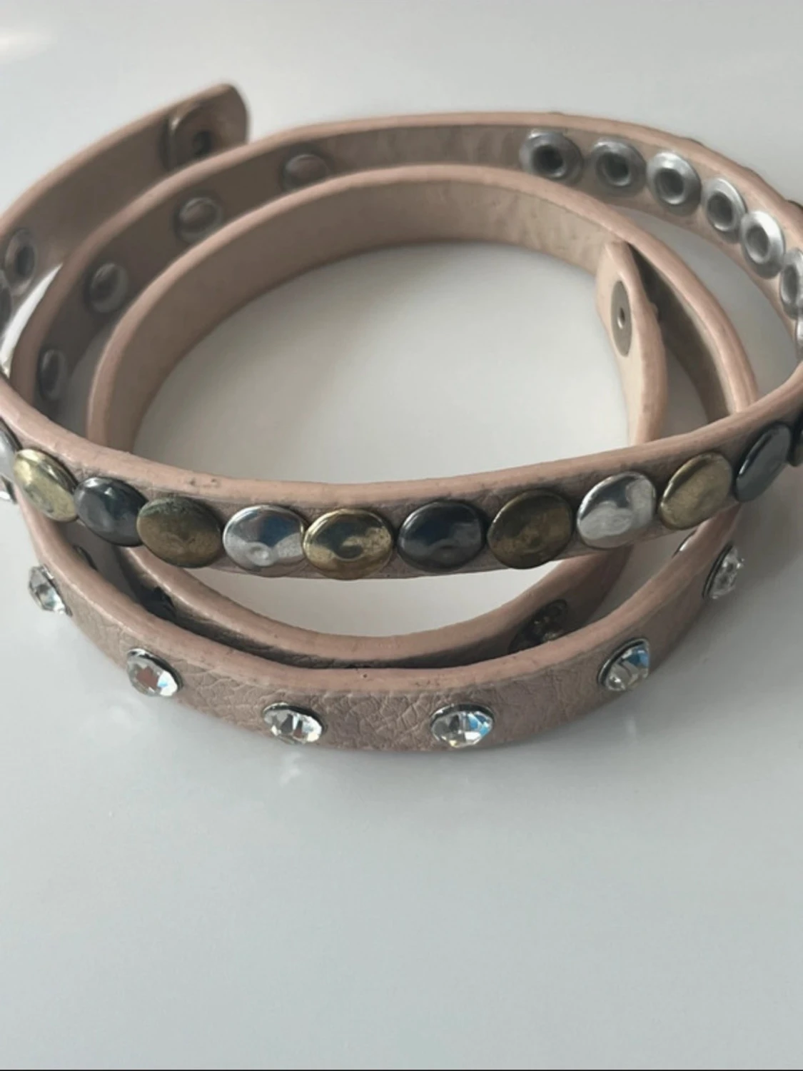 armband med nitar och stenar - 3