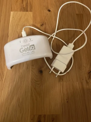 Depend GeliQ UV/LED lampa - Säljer en vit Depend GeliQ UV/LED lampa för gelnaglar. kommer med strömkabeln och adapter 