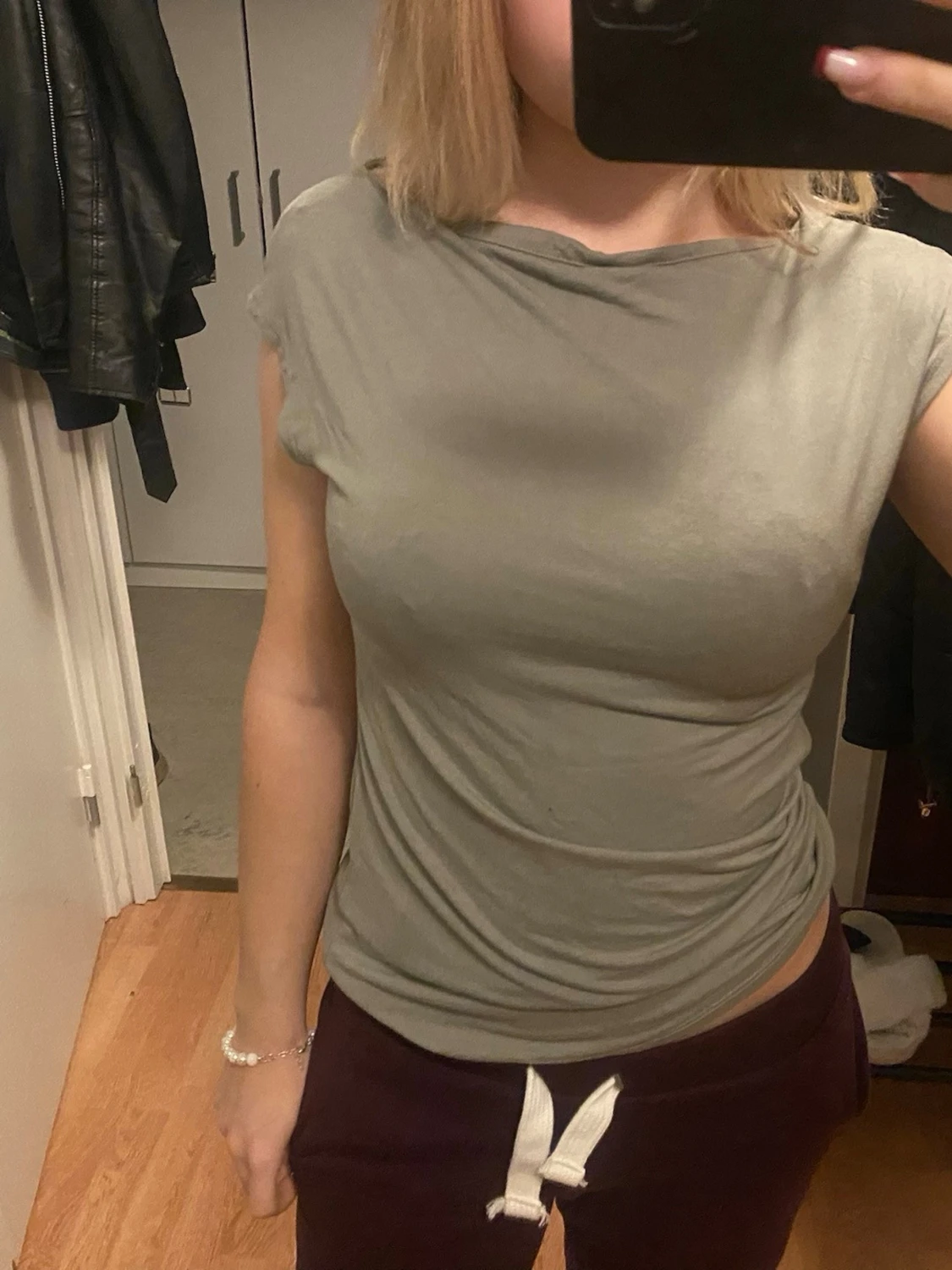 grön tight kortärmad topp