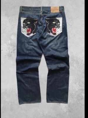 Ed Hardy jeans  - Intressekoll på mina absolut favvo jeans! Funderar på att sälja då jag är i behov av pengar tyvärr💔 de är i samma skick som när jag köpte de (på vinted), precis som nya förutom en sån där tråd där framme har gått av lite, men det märks inte (det ör typ en del av designen i guess)  pris är väl diskuterbart. Hör av er om ni har frågor om mått osv! Jag är 171 cm btw 