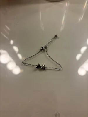 Silverfärgad armband Edblad  - Jättefint Edblad armband. Är nästan helt nytt och säljer för att jag inte andvänder silver. Köpte för 349kr 