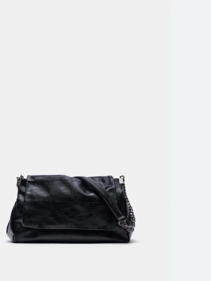 Zara väska - Stilren svart axelväska i skinn med bred lockstängning och cool kedjerem. Väskan har dragkedja upptill och en mjuk, lite boxig form som rymmer mycket . Perfekt för dig som vill ha en klassisk men edgy look. Använd få gånger, som ny!