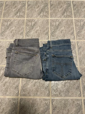 2x bulk jeans - Två tiger of sweden jeans för 400kr, de gråa är storlek 31/30 och de blåa är 29/32. Pris kan disktueras.