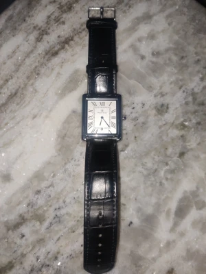 Klocka - Tank- klocka med svart armband 