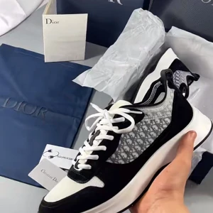  b25 svart vit - Helt nya oanvända b25 svart vita pris kan diskuteras kvitto medföljer och dustbag vid frågor skriv bara passar även 43