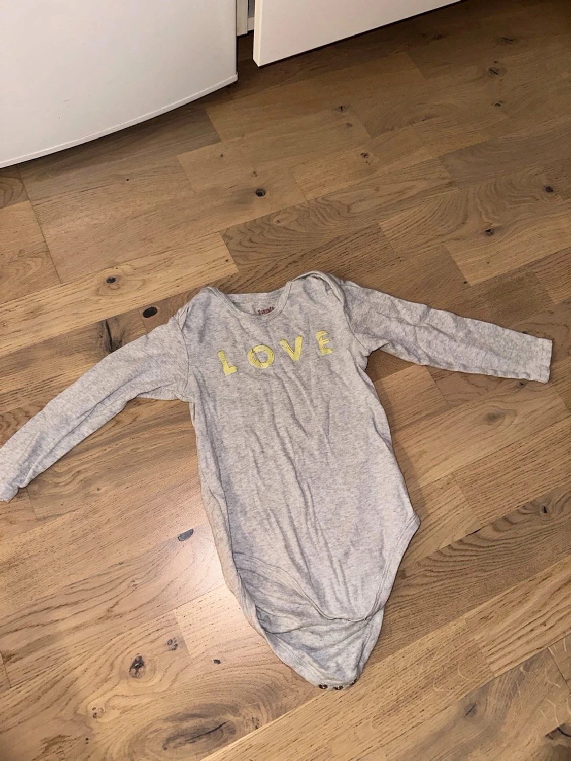 Grå body med LOVE-tryck från Livly Livly grå body, storlek 62/68 - 2