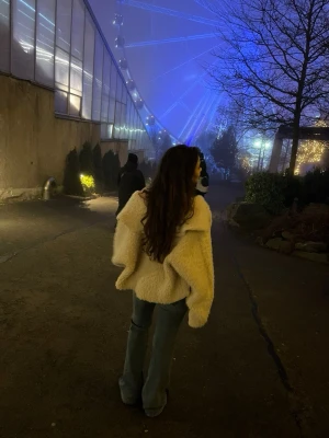 Beige teddyjacka med dragkedja - Supermysig teddyjacka i beige med oversized passform och stor krage. Jackan har dragkedja framtill och är tillverkad i fluffigt teddy-material som håller dig varm. Perfekt för dig som vill ha en trendig och bekväm look under kyliga dagar.