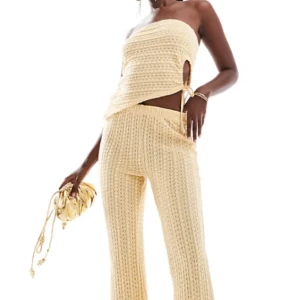 Gult set från asos  - Säljer ett gult stickade set med breda ben och snyggt hålmönster. Samt tröjan som är öppen vid sidan och kan knytas.Materialet är stickat och känns mjukt mot huden. Jätte fint set att ha utomlands och har tyvärr intr använts☺️säljs inte heller längre på asos hemsida 