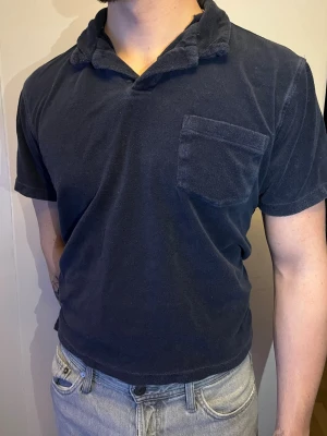 Mörkblå frotté polotopp Bondelid - Säljer en mörkblå polotopp från Bondelid i mjuk frotté. Toppen har korta ärmar, klassisk krage och en bröstficka. Nypris 500 knappt använd blev urväxt.