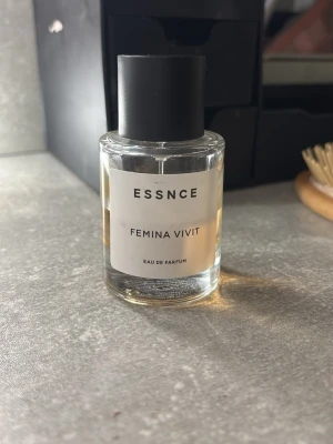 ESSNCE Femina Vivit Eau de Parfum - Säljer denna ESSNCE Femina Vivit perfym, luktar ganska starkt, men den luktar jätte gott, rekommenderar om ni gillar starka, mellan tunga dofter. Sprayen är också jätte bra 