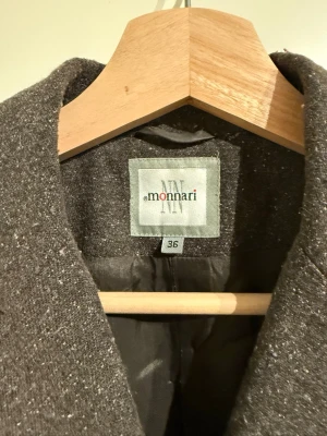 Klassisk kavaj i ull - Väldigt bekväm och varm kavaj. Mycket välgjord med snygga detaljer.