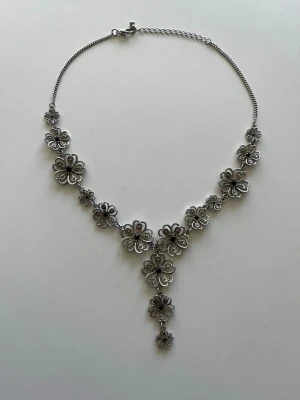 Halsband  - Snyggt halsband med blommor, helt nytt🥰