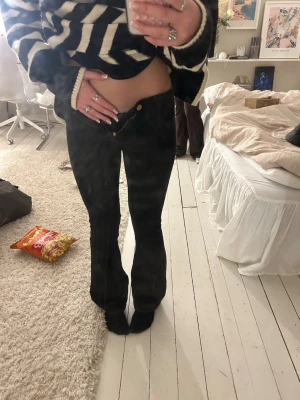 Svarta jeans - Snygga svarta jeans! Säljer för att de är försmå. Från HM! Storlek 164