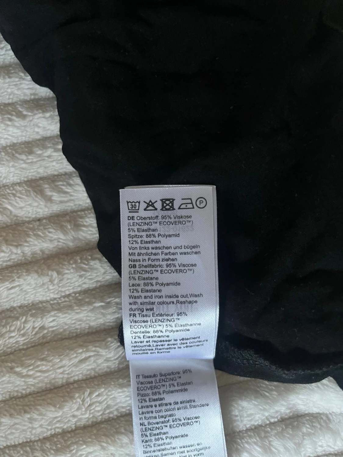 Svart blus med spetsärmar från About You - 4