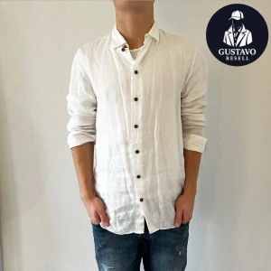 Linneskjorta - Tja. Säljer denna linneskjorta från Armani Collezioni. Extremt fint skick, inga defekter och sparsamt använd. Storlek M, nypris cirka 2000 kr. Tveka inte på att ställa frågor! 🙌