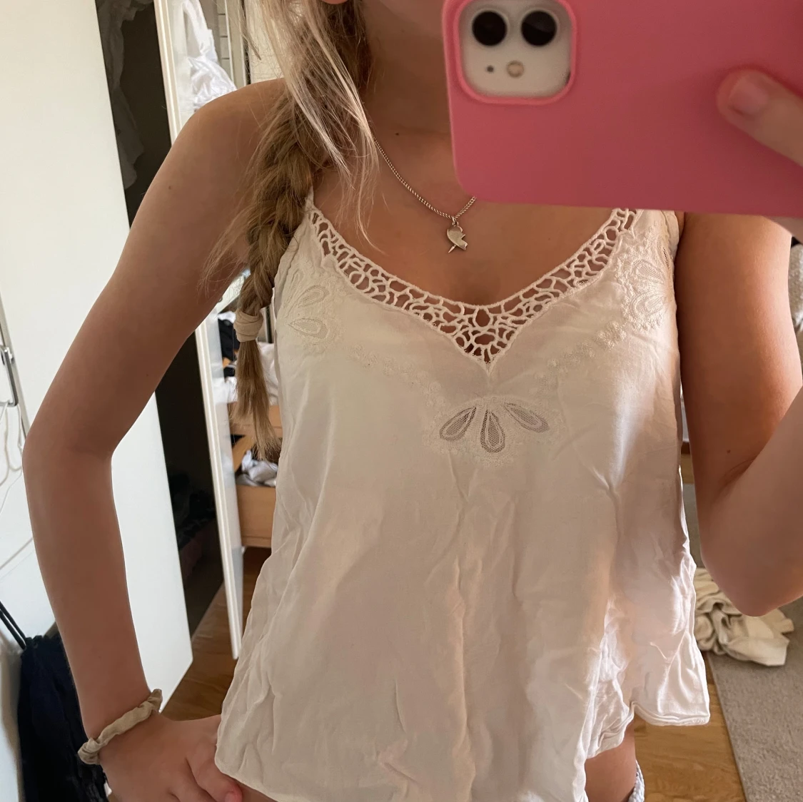 Vit linnetopp med spetsdetaljer - 1