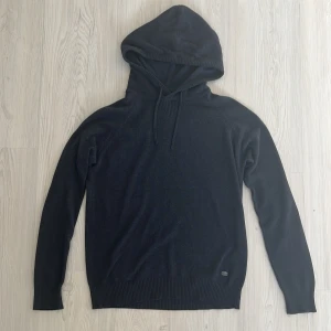 Finstickad Hoodie - Tja säljer nu en mörkblå finstickad hoodie i bomull för endast 249kr! Pris är ej hugget i sten, hör av er i dm vid funderingar 🙌