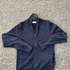 Pier One full zip - Säljer stickad full zip från Pier One! Strl S ✅. Passar dig bäst som är ca 175-180cm. Hör av dig vid frågor!