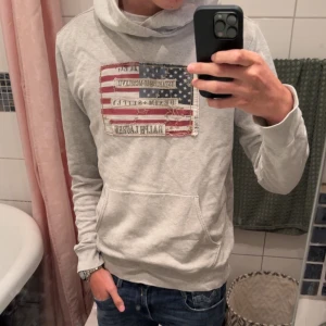 Ralph Lauren hoddie flagga - Jag säljer min feta Ralph Lauren hoodie med amerikanska flaggan som tryck på bröstet. Jättefint skick utan några defekter. Priset är diskutabelt. Kontakta mig om du är intresserad eller har några frågor 💯