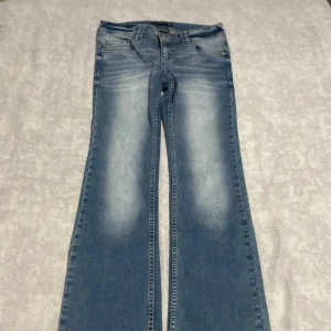 Blå bootcut jeans från Blend Date - Snygga ljusblå bootcut jeans från Blend Date med slitningar och broderade detaljer på bakfickorna. Jeansen har klassisk femficksdesign, markerade sömmar och en cool tvättad look. Perfekta för dig som gillar retrovibbar och breda ben. Midjemått 36, men dem är strechiga 💕