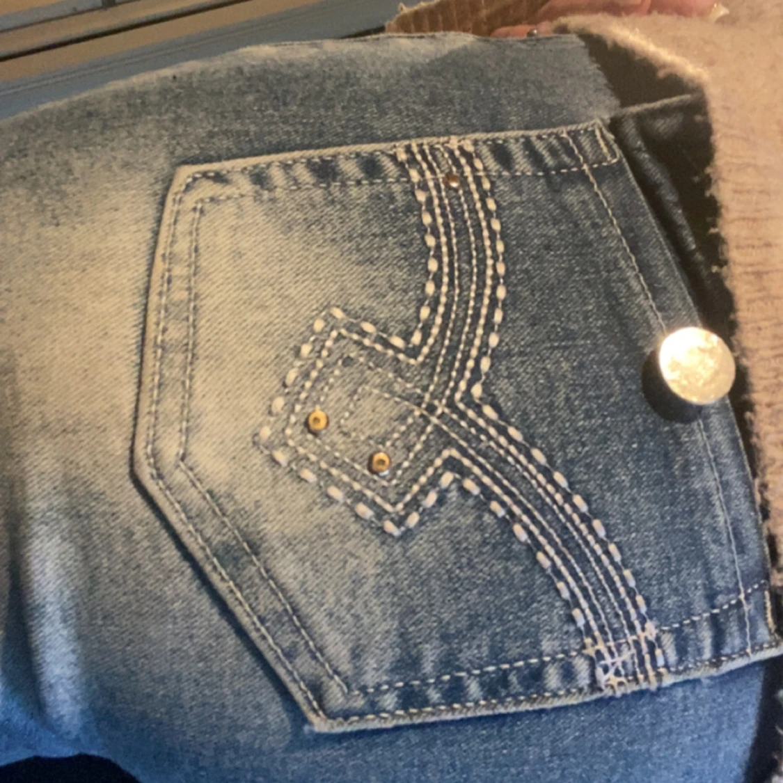 Blå bootcut jeans med broderade fickor - 2
