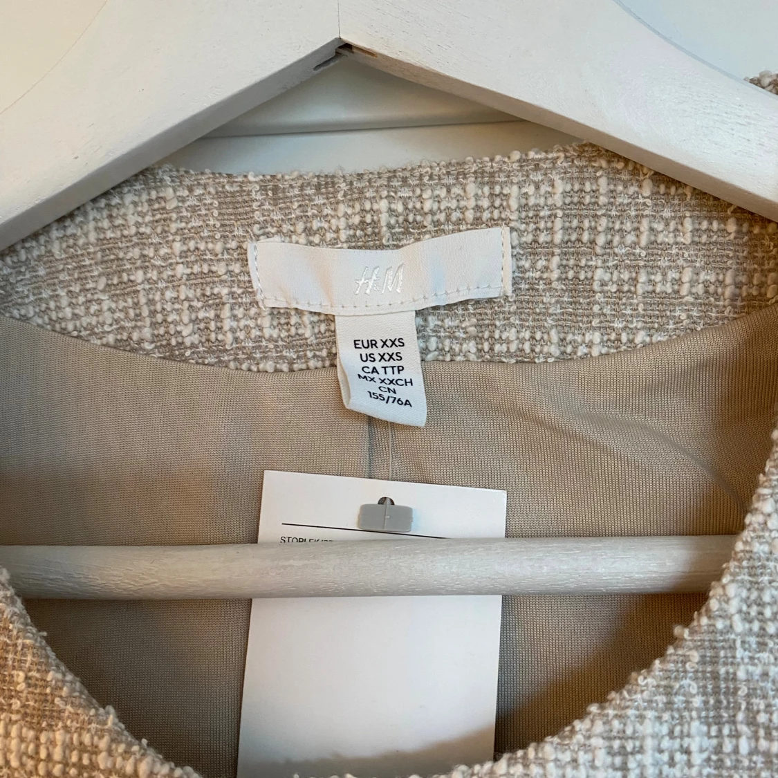 Beige rutig väst från H&M med guldknappar - 1