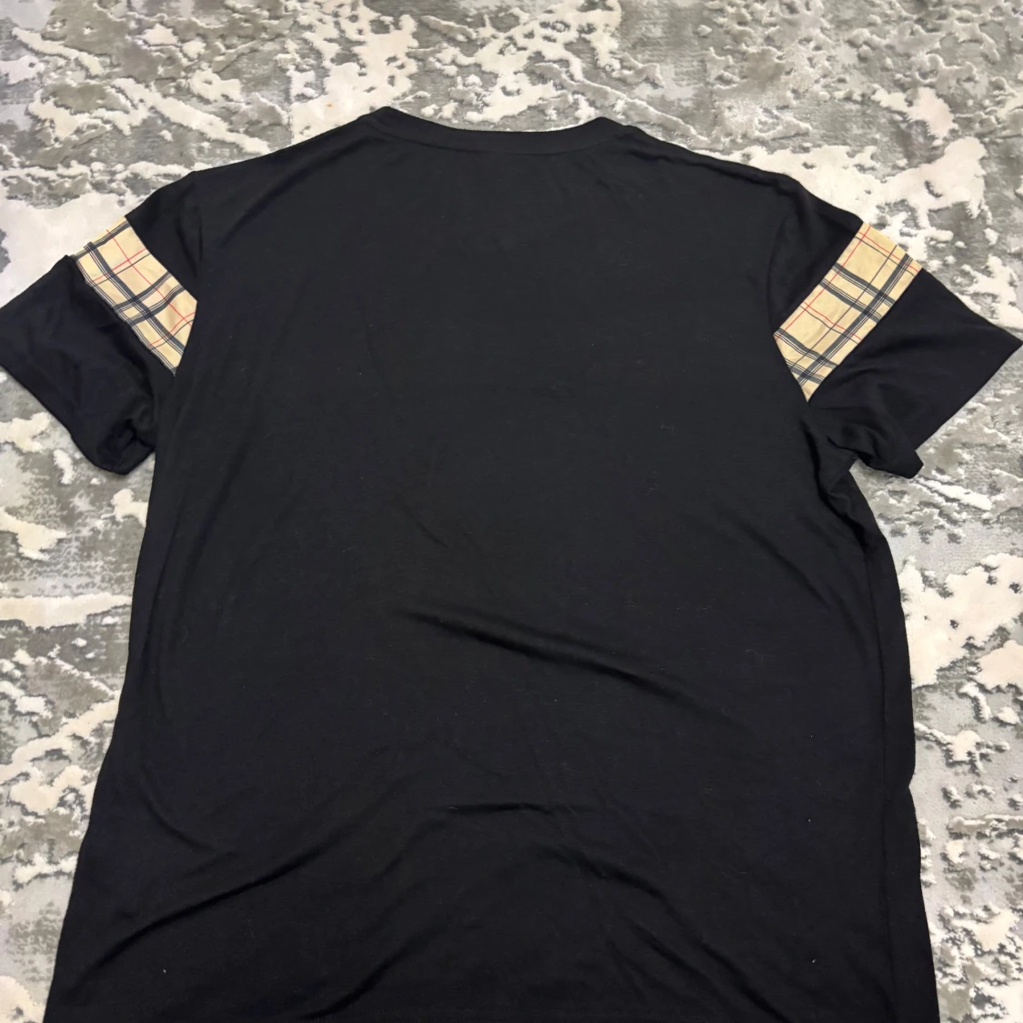 Svart t-shirt med rutig detalj - 1