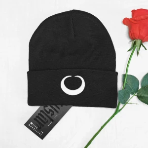 Beanie 🔥 - Tuff mössa med månbroderi från Killstar! 🖤🌙Perfekta plagget nu när kylan börjar krypa fram. One Size men flexibel i storleken då den är väldigt stretchig (omkrets 40-70cm) 📏I nyskick med tag, endast tagen ur förpackningen för bildernas skull! ✨Köp nu 💌 ⚠️Gloomy Bear är tyvärr ej till salu utan han är endast fotomodell ⚠️
