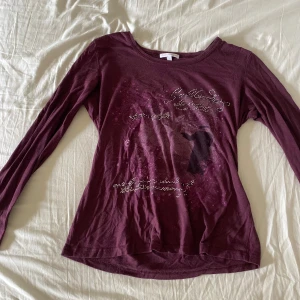 Vinröd långärmad topp Charles Vögele - Vinröd långärmad topp från Charles Vögele. Strl S, fraktar gärna tillsammans med andra varor.