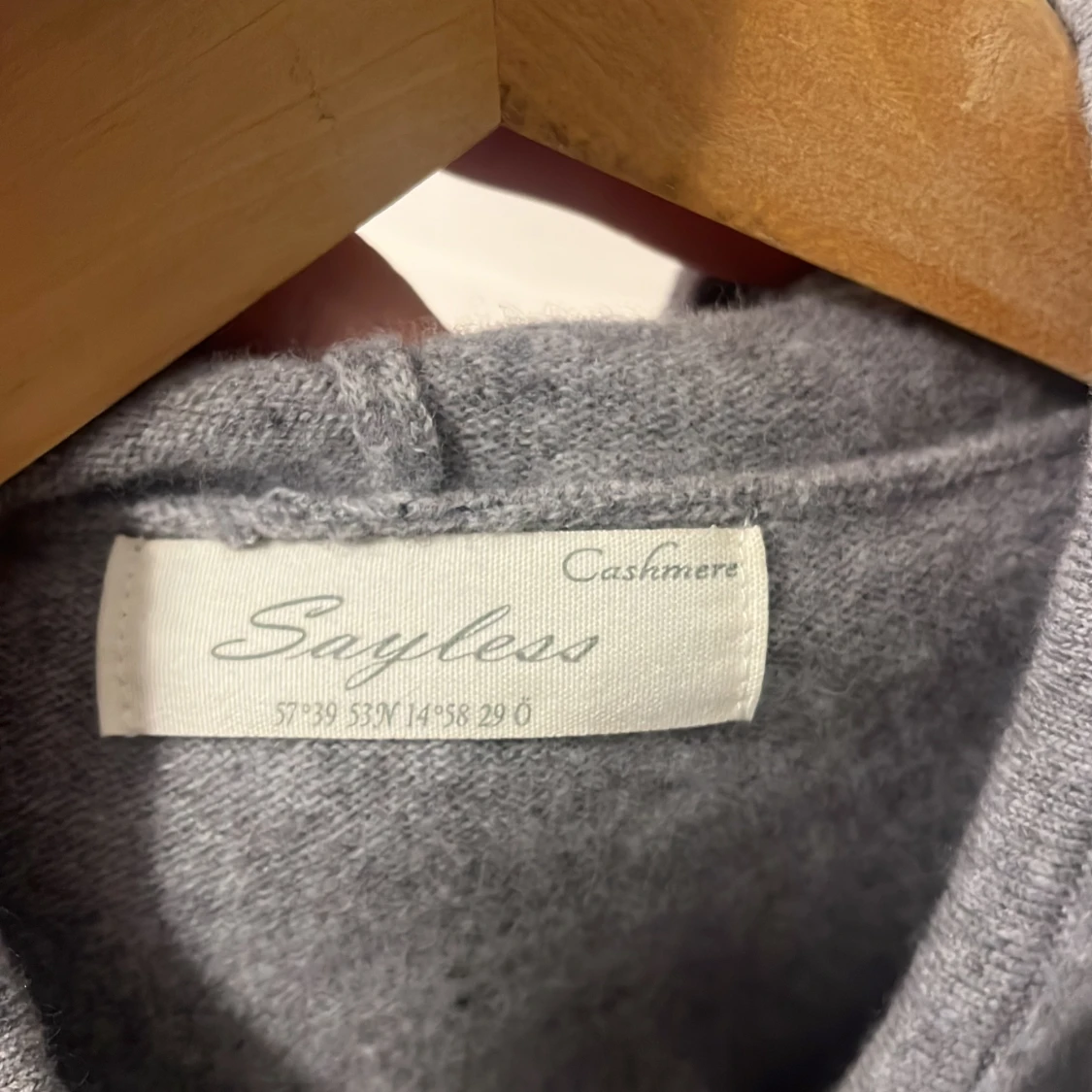 Grå cashmere hoodie från Sayless  - 2