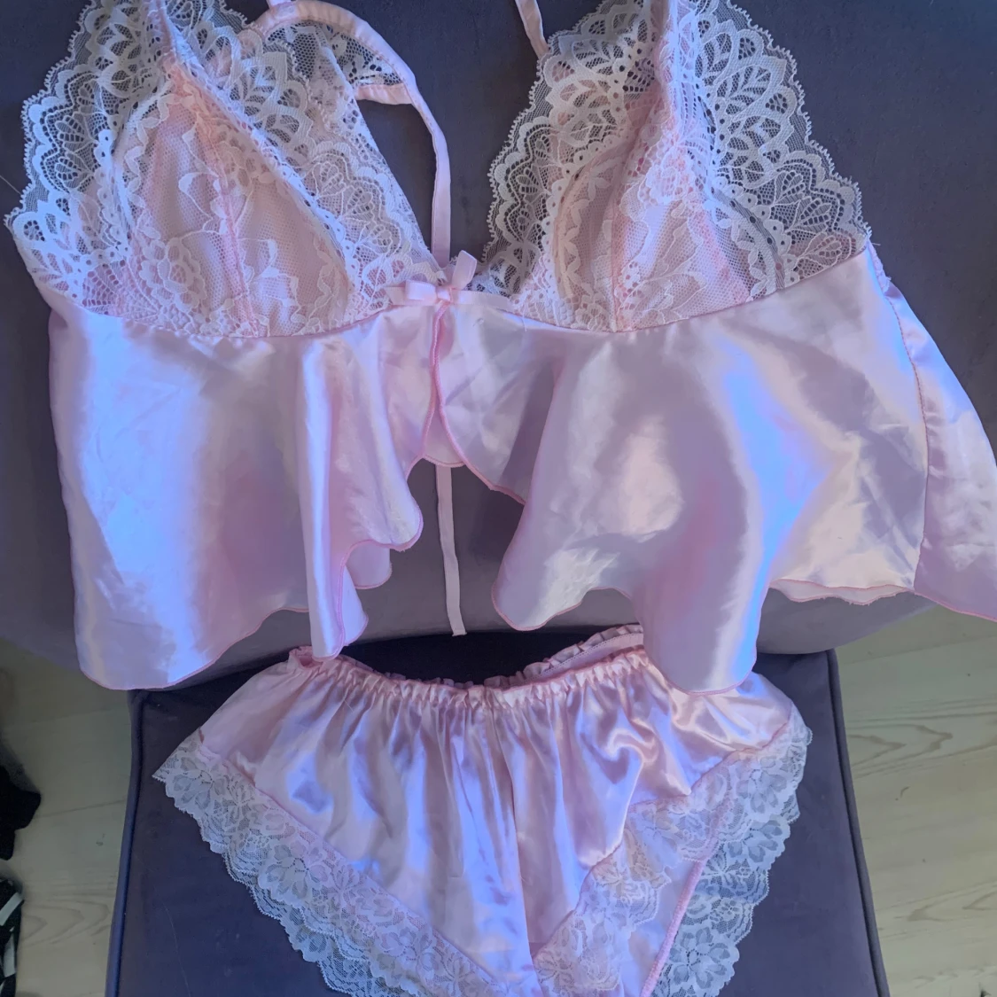 Rosa satin-linnetopp med spetsdetaljer