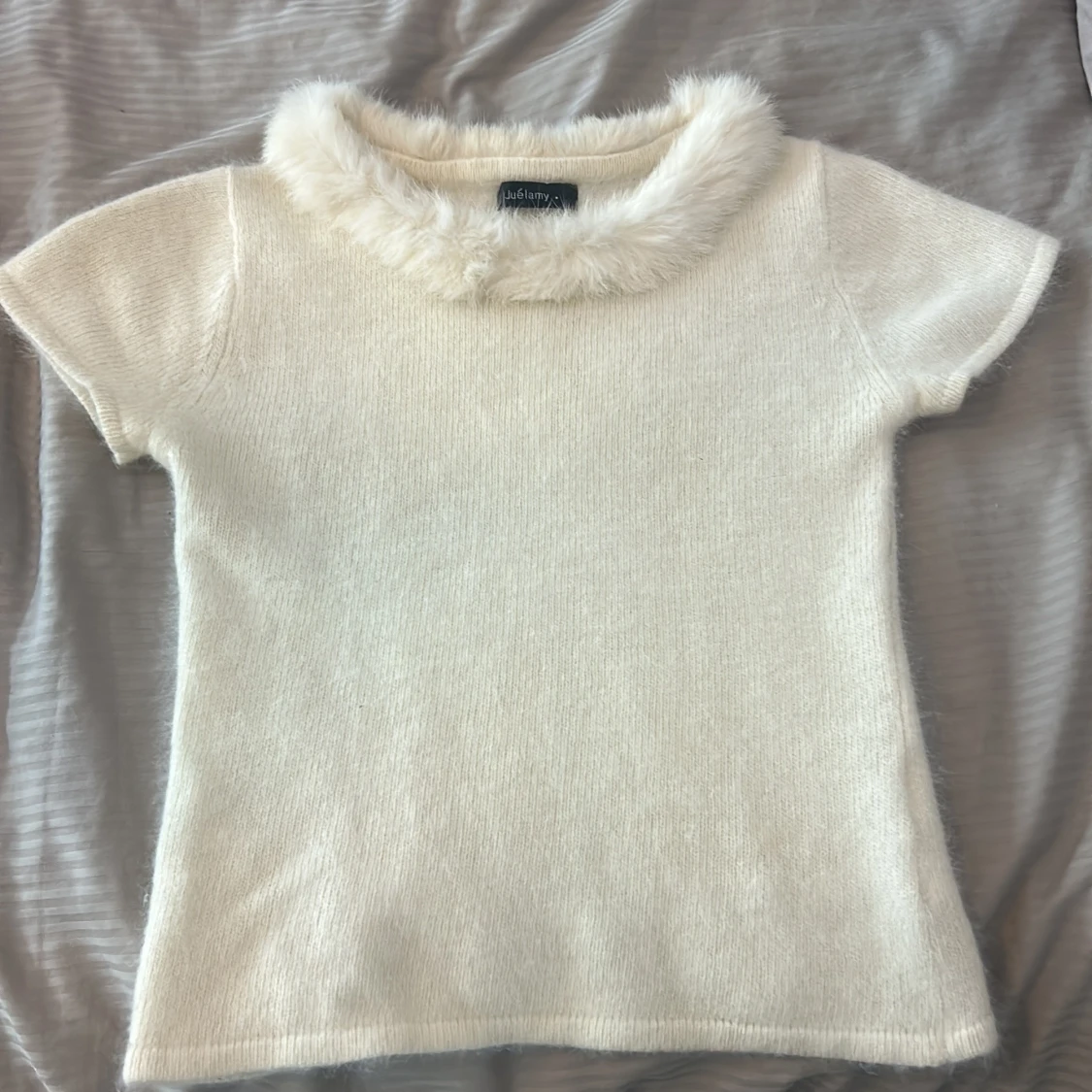 Vit stickad tröja med fuskpälskrage