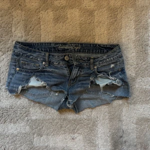 Jättelågmidjade short American Eagle - Dessa har gått sönder där framme men är jättesnygga så man får köpa dom o laga dom själv. Dom är skit snygga dock