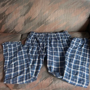 Rutiga pyjamasbyxor  - Blå och vita rutiga pyjamasbyxor från Hampton Republic i storlek L.