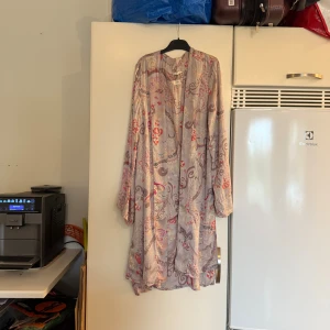 Odd Molly blommig lång kofta - Säljer en superfin lång kofta från Odd Molly med blommigt mönster i ljusa toner av beige, lila och rosa. Koftan har långärmade ärmar, rund hals och ett flowigt fall. Materialet känns mjukt och lätt, perfekt för vår och sommar. Storlek 1 som enligt deras storleksguide motsvarar en storlek S. SAMPLE. Mycket fint skick, jag kolla igenom den men hittade igen. Jag tyckte uah hittade små tecken förr men kanske hade fel. 