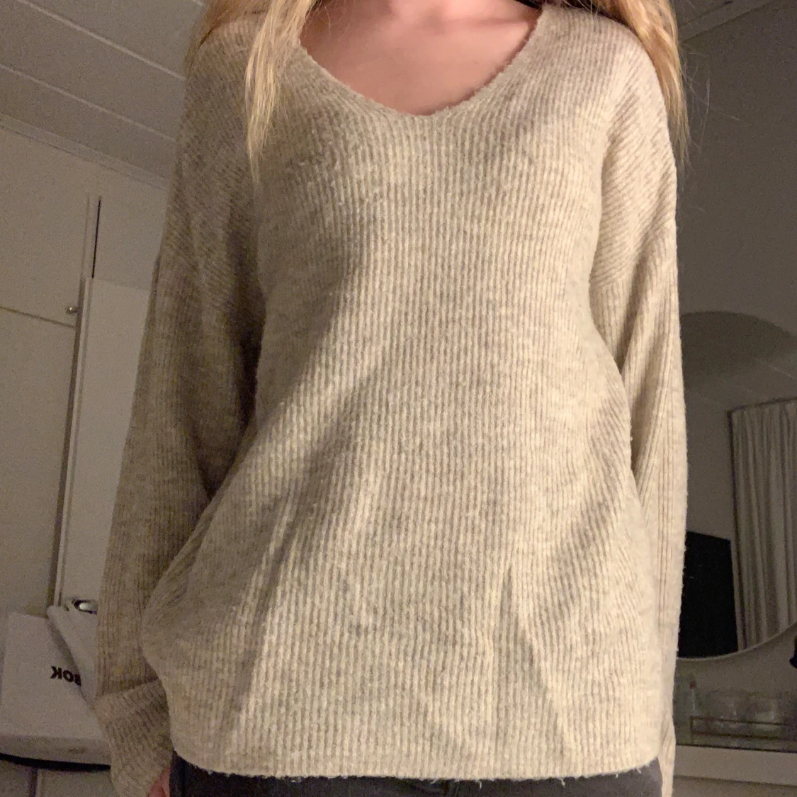 Beige ribbad stickad tröja v-ringad