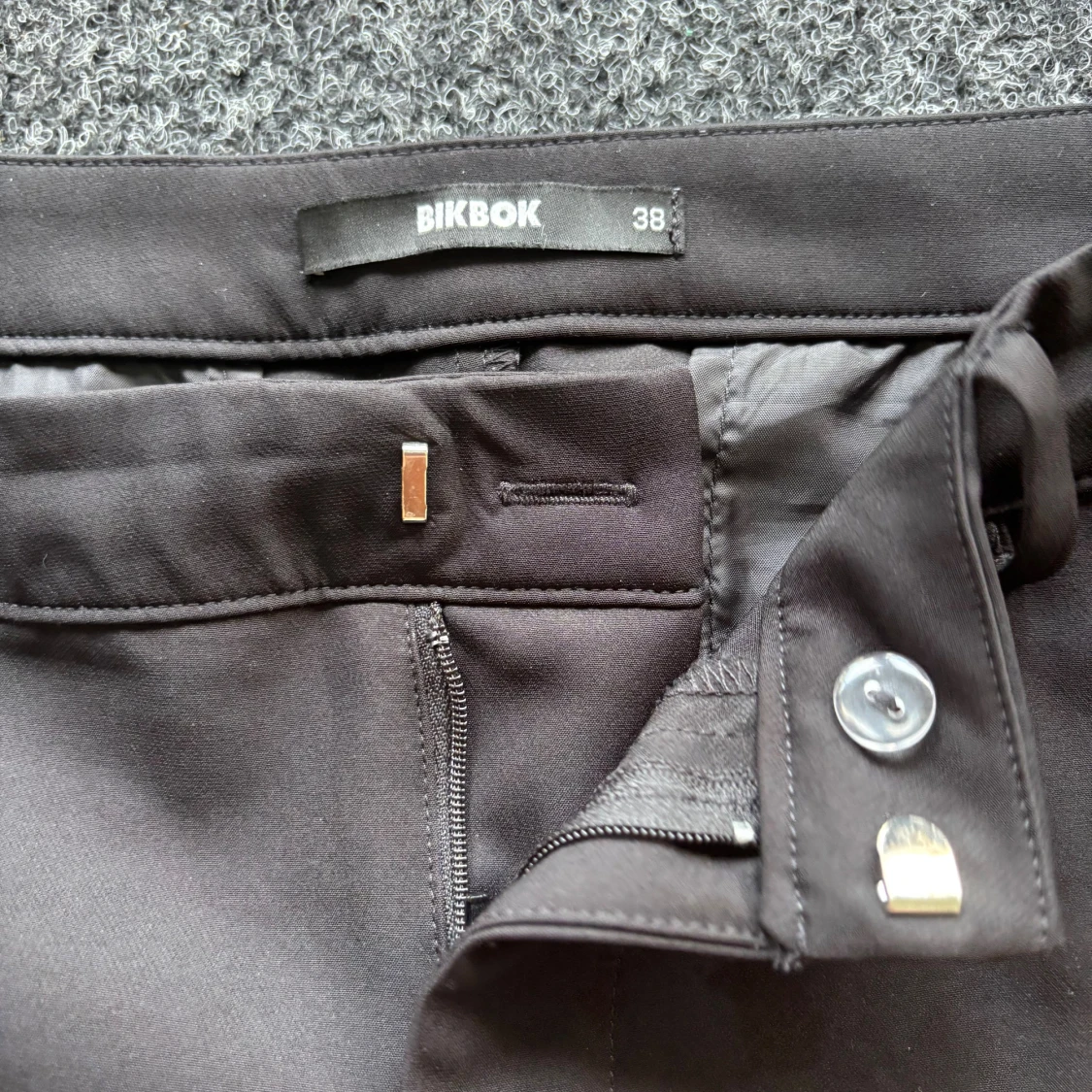 Svarta bootcut kostymbyxor BikBok - 1