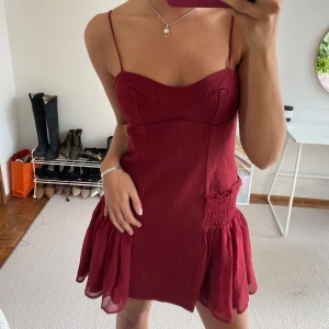 Röd klänning  - Super söt röd jeans klänning med tyll kjol🥰