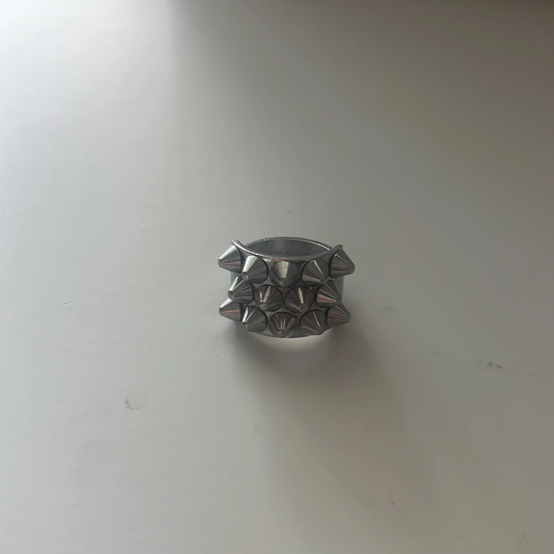 Silvrig ring med nitar