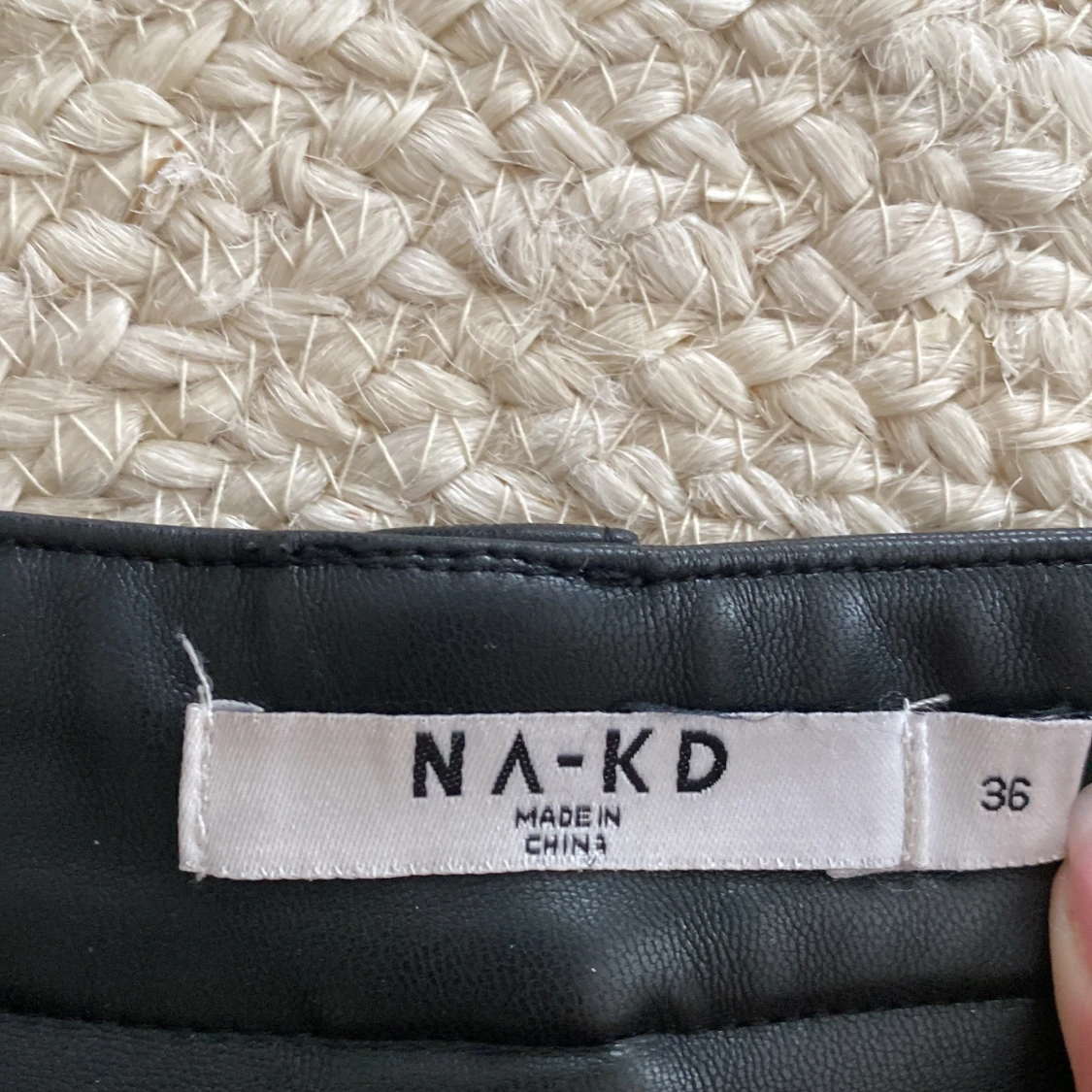 Svarta bootcut byxor i skinn från NA-KD - 4