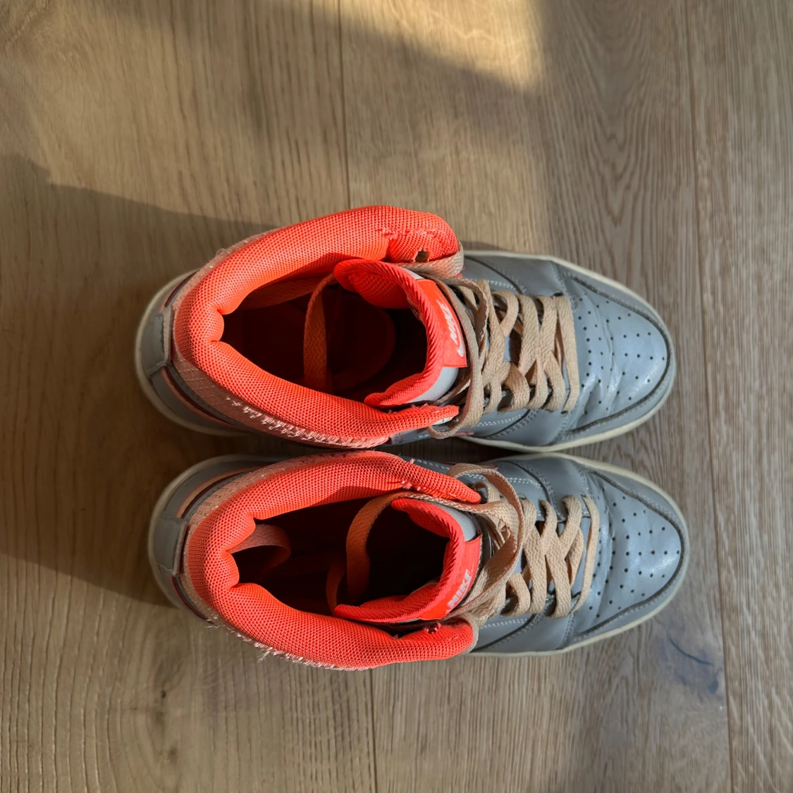 Unika Nike grå och korall höga sneakers - 1