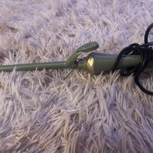 Grön locktång från Crasts - Snygg locktång i matt grön färg från Crasts med gulddetaljer och lång sladd. Smal cylinderformad stav som passar perfekt för att skapa tighta lockar eller vågor. Handtaget har ett diamantmönstrat parti och tången är tillverkad i metall och plast.