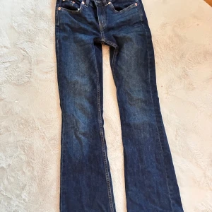 Mörkblå bootcut jeans XXS - Snygga mörkblå jeans från 157 i bootcut-modell. Byxorna har låg midja, klassiska fem fickor och är i full längd. Tillverkade i jeansmaterial med en skön passform som sitter tajt upptill och släpper ut vid bensluten. Har endast använts få gånger💗🥰