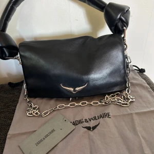 Zadig väska - Modellen är Rocky Eternal Bag 28cm på längden och 18cm på höjden. Sparsamt använd 